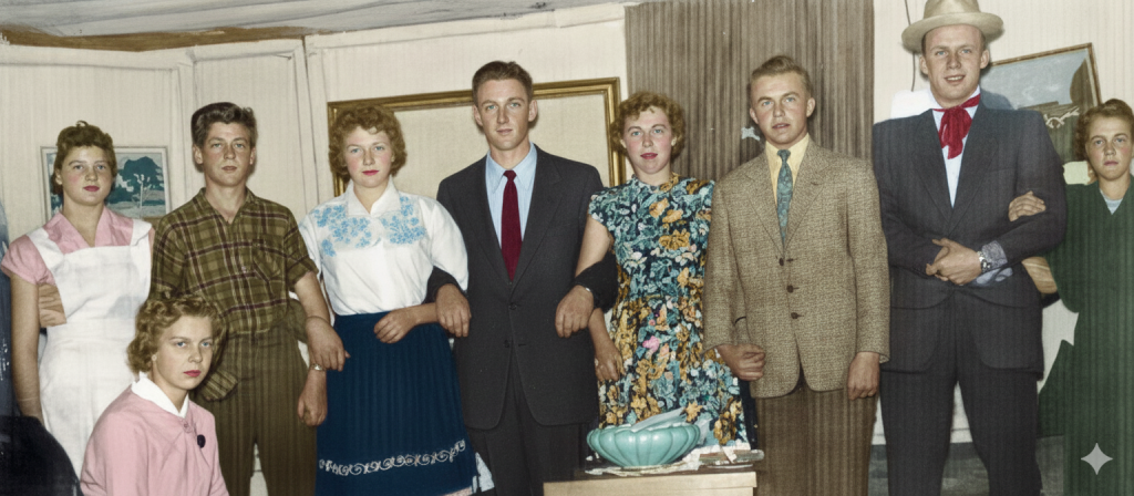 Fra en dilletant forestilling i Mollerup forsamlingshus ca. 1957 Personerne er: Birgit Flarup, Magdellene Østergaard, Niel’ Kristian Lund, Grethe Lang, Erik Eriksen, Ester Kirk, Vagn Aage Kjeldsen, en mejerist??, Helga Nielsen